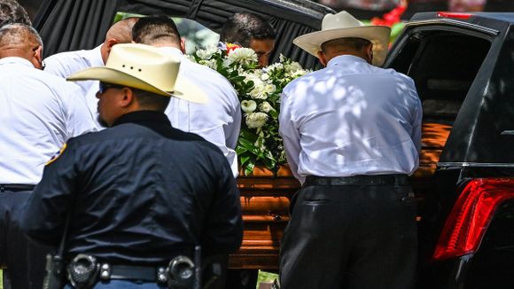 RABIA Y DOLOR INVADEN A EE.UU.: entierran a maestra abatida en masacre de Texas junto a su esposo que murió días después   
