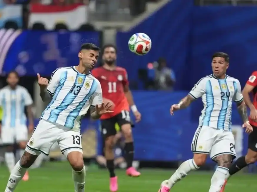El esfuerzo dieron sus frutos y Argentina remontó el partido. Foto: Fernando Nicola.