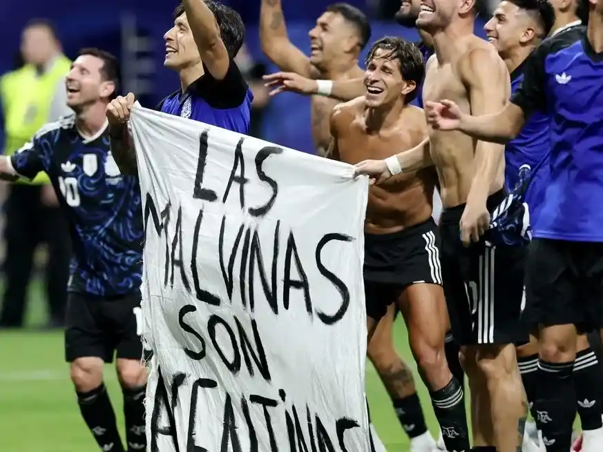Los jugadores argentinos exhibieron una bandera sobre las Islas Malvinas tras vencer a Inglaterra. Foto: Reuters