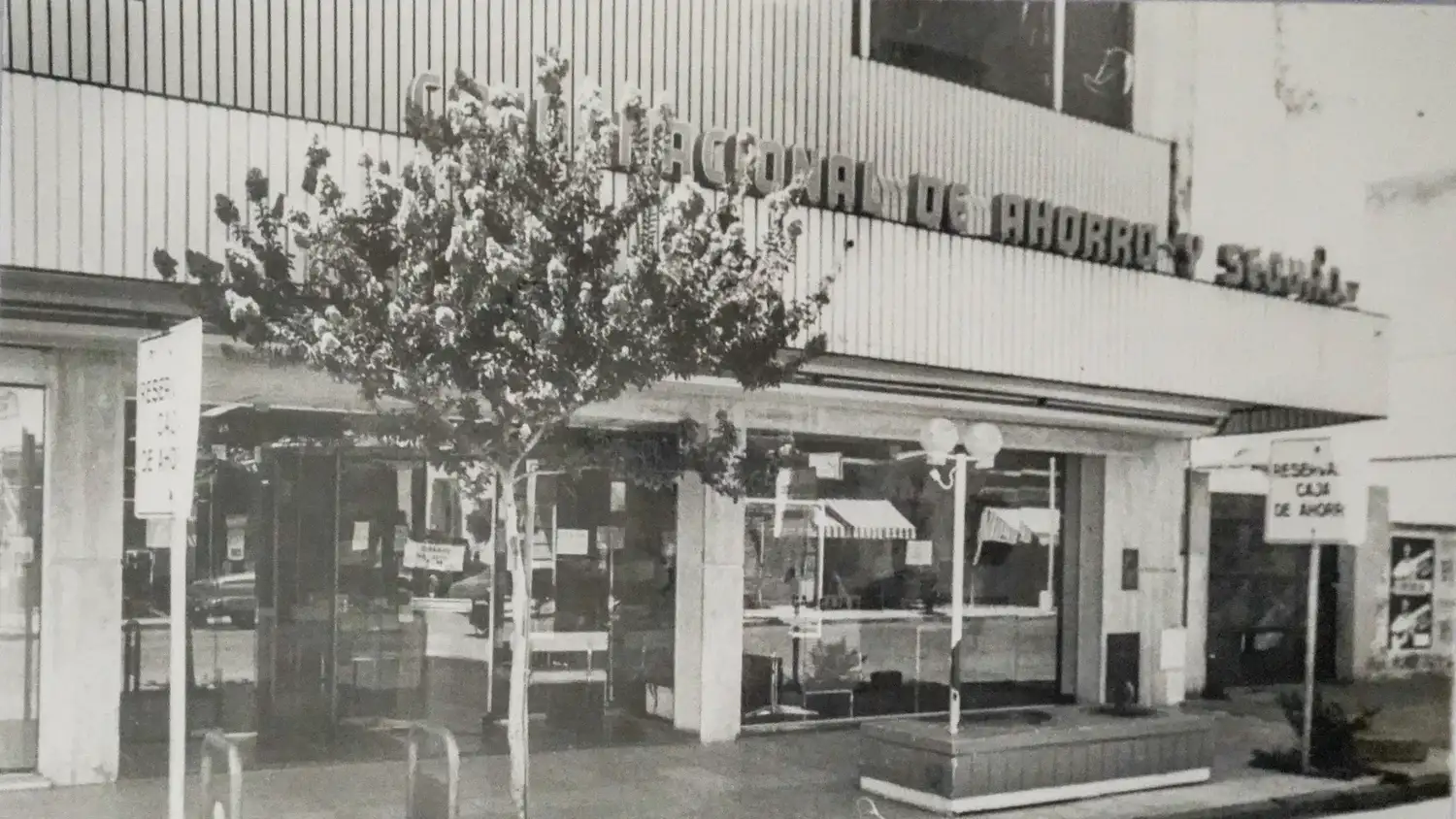 Frente. De la filial local de la Caja Nacional de Ahorro y Seguro