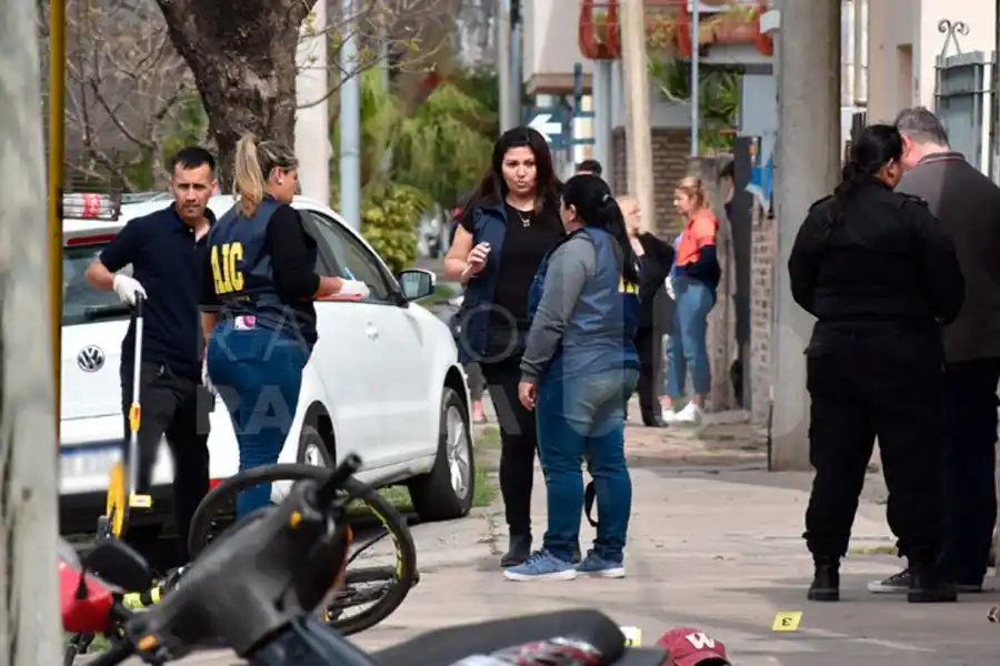 El herido de bala en barrio Villa Rosas tuvo que ser intervenido quirúrgicamente en el Cullen