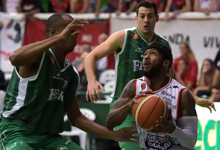 Baxley parece rogar por los puntos que pretenderá anotar. (Foto: LNB.com.ar)