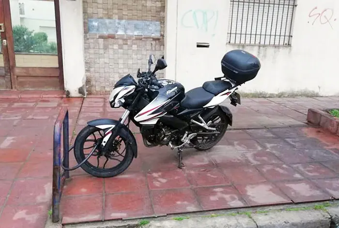 Sustraen una moto de una cochera pero fue hallada