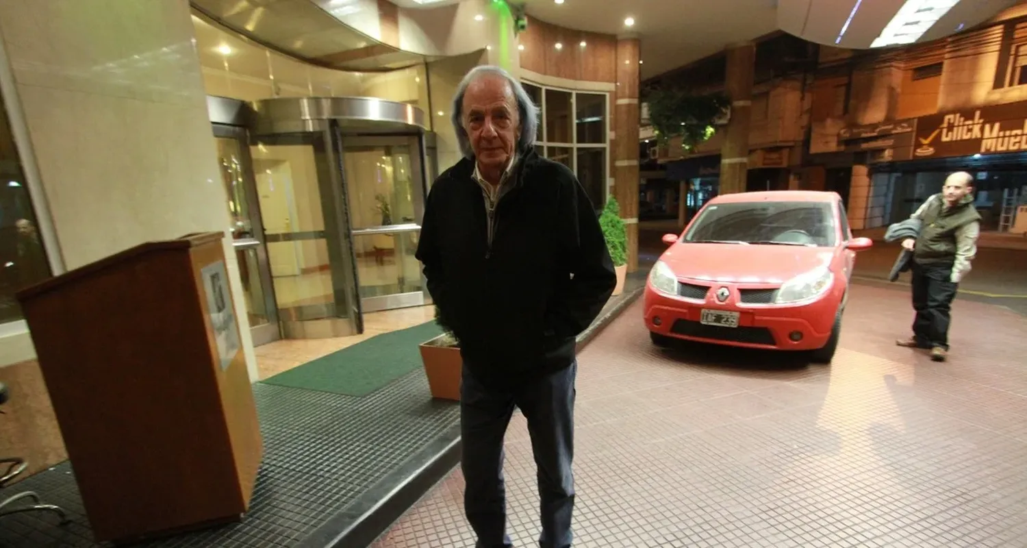 César Luis Menotti en Hotel Holiday antes de lo que sería el arreglo de su vínculo con el Club Colón en 2013. Crédito: Mauricio Garín