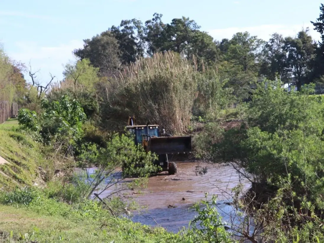 Comenzaron los trabajos de limpieza y desmalezamiento en el canal de desagüe pluvial del Túnel Subfluvial