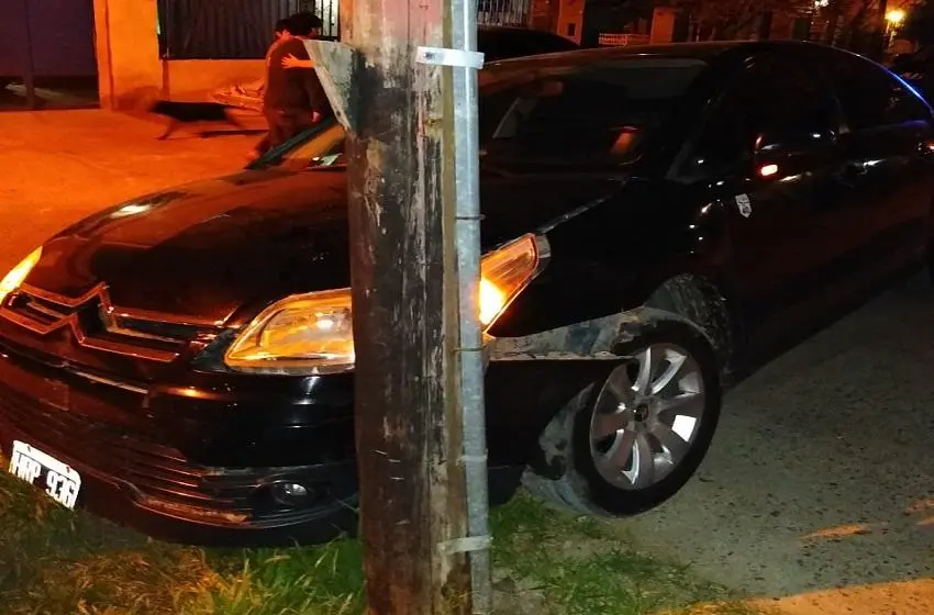 Robaron un auto a punta de pistola, los persiguió la Policía, chocaron contra una columna y uno fue detenido