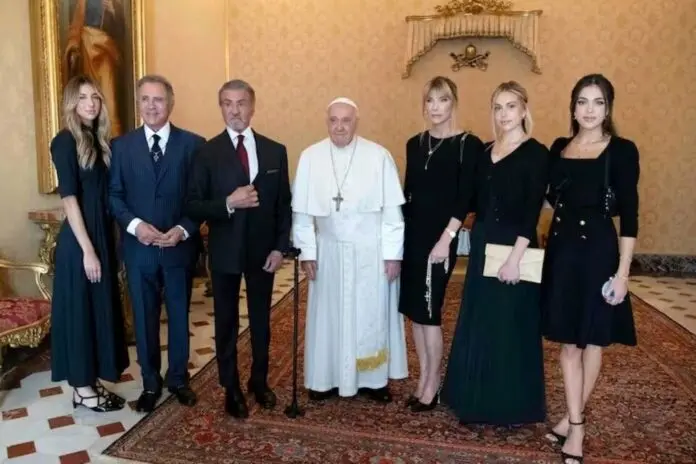 ¡Y NO EN UN RING! PAPA FRANCISCO recibe a Rocky