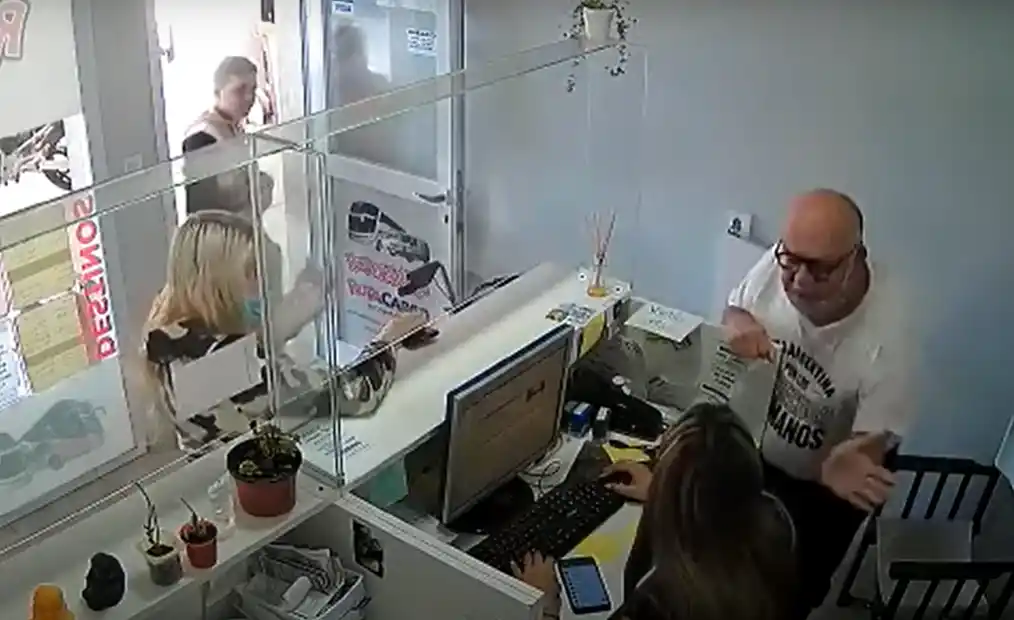 Video: Militante de DDHH atacó a una mujer, quedó filmado y luego pidió disculpas a sus "compañeres"