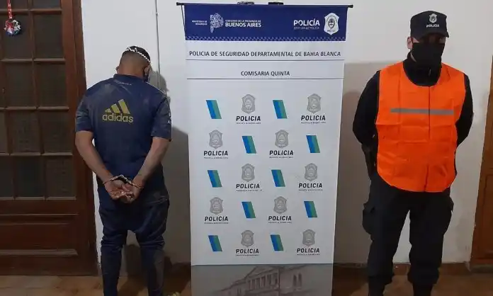 Un hombre atacó a una policia y la desmayó de una “piña”