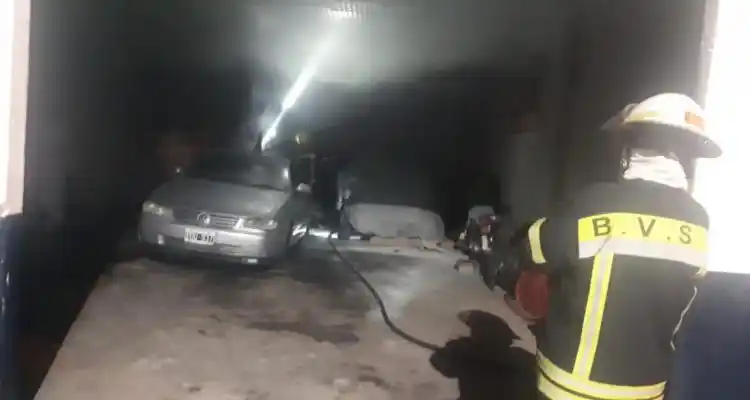 Bomberos sofocó un incendio en un vehículo estacionado en una cochera