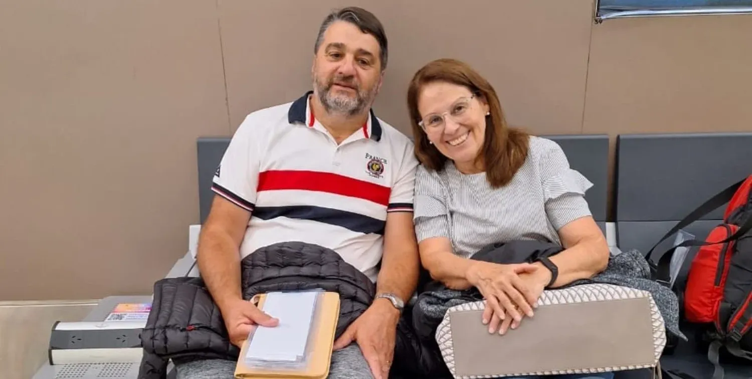 Claudio Perusini y su esposa María Laura en el aeropuerto antes de viajar a Roma.