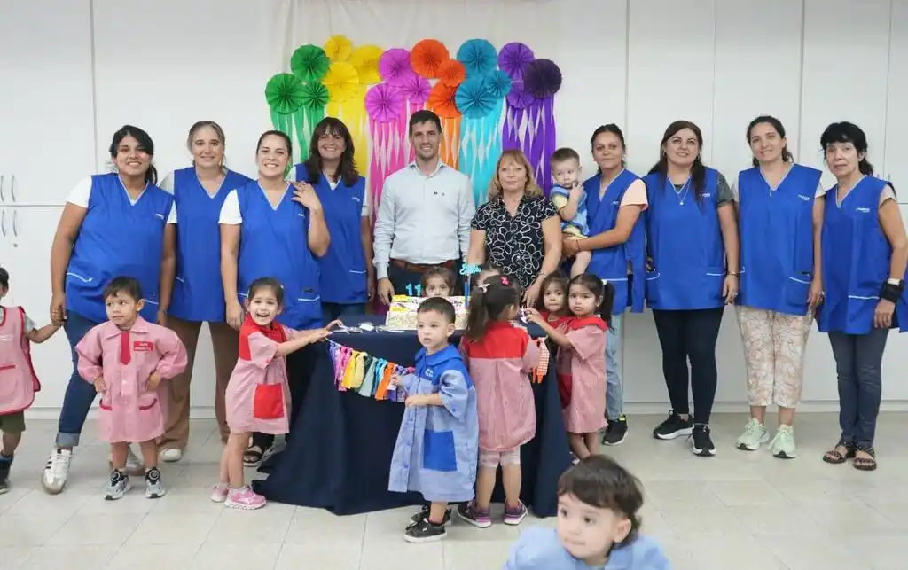 Viotti junto a docentes y directivos del Jardín Municipal N° 3