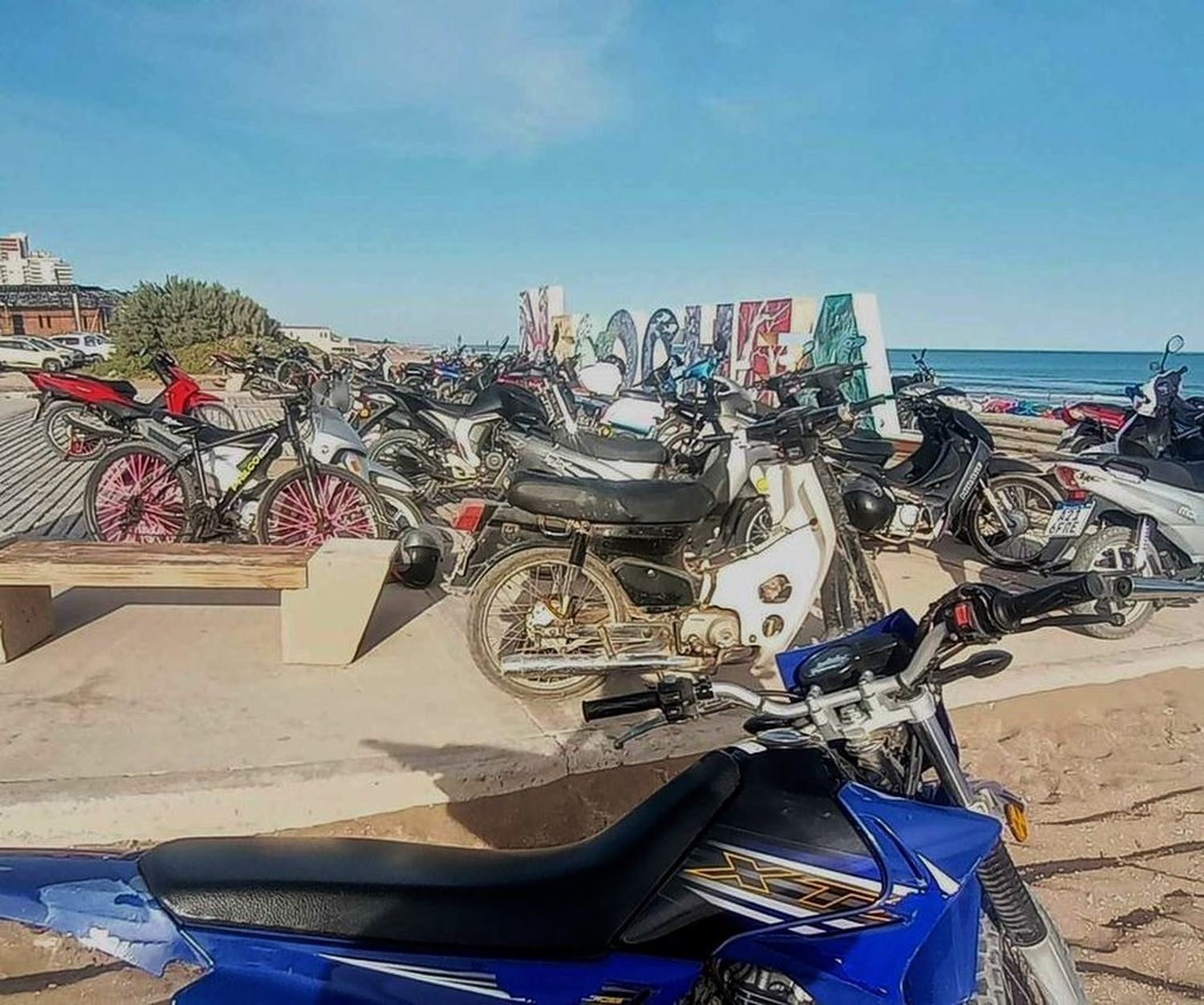 Polémica por la utilización del espacio del cartel de Necochea como estacionamiento de motos