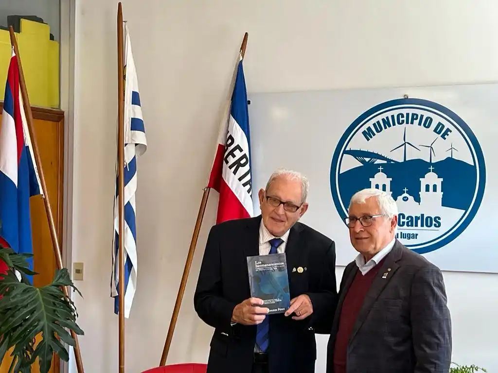 Lorenzo Pérez (izquierda) en la municipalidad de San Carlos.