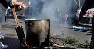 Sin acuerdo con Desarrollo Social: Protesta con ollas populares frente a supermercados