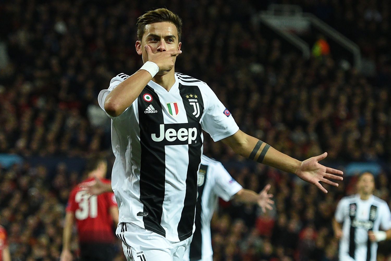 En Inglaterra, Dybala le dio el triunfo a Juventus