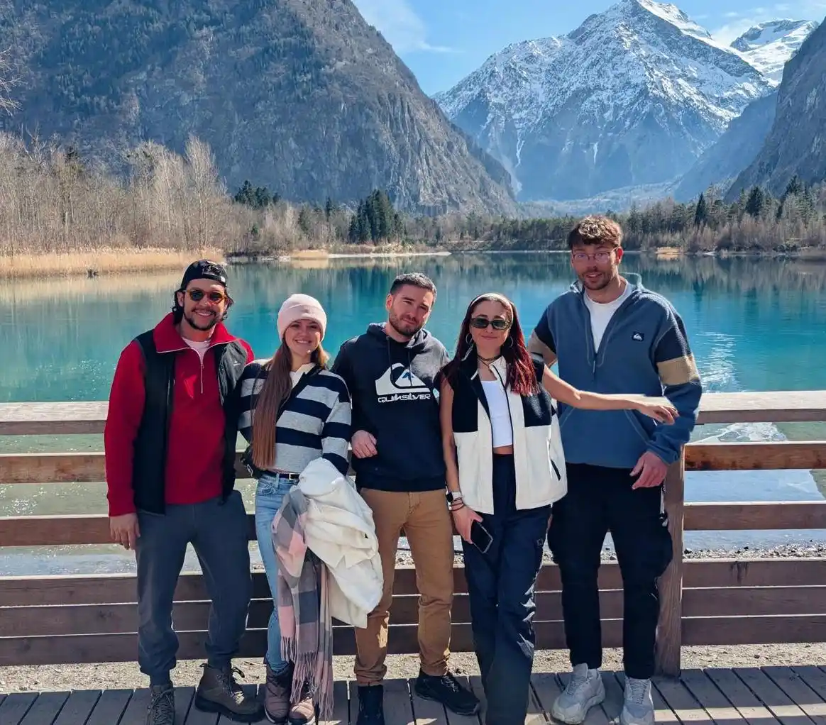 Foto en un lago cerca de mi trabajo en Francia, con dos gualeyos Juli y Juan, mi compa  Urvan francés y mi amigo colombiano Seba-