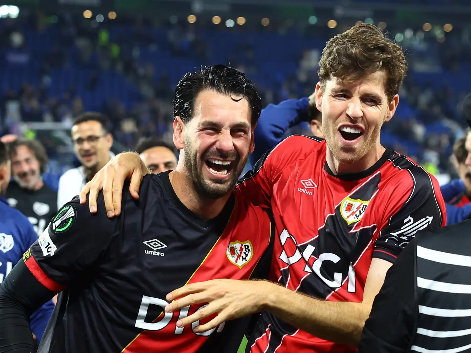 Augusto Batalla celebra junto a un compañero.