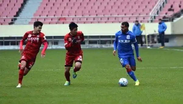 Tevez se calzó la del Shanghai y debutó en el fútbol chino
