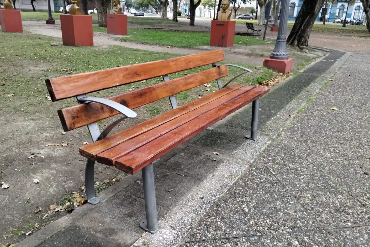 Instalaron 15 bancos en la Plaza San Martín y pintaron sectores del Parque Unzué