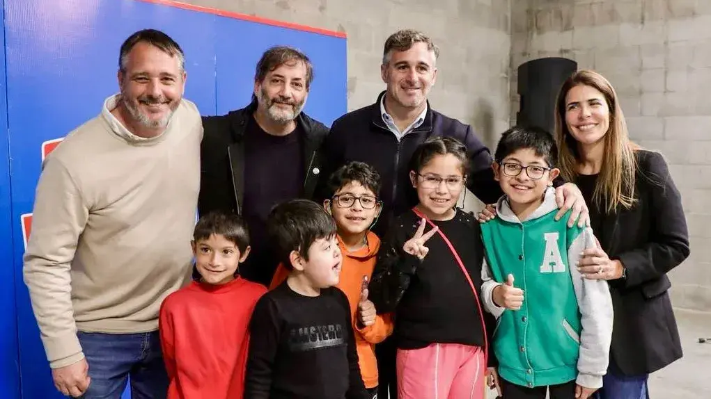 Niños y niñas recibieron sus anteojos en el Club Del Viso.