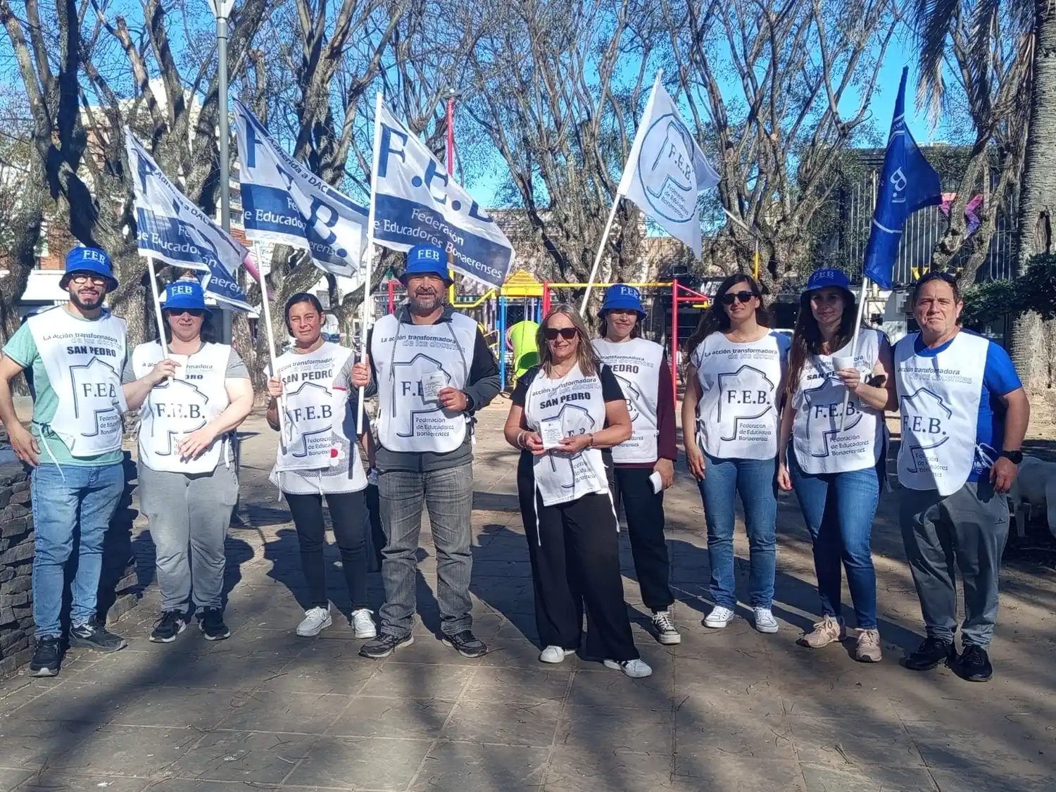 Referentes de FEB San Pedro entregaban volantes a los transeúntes.
