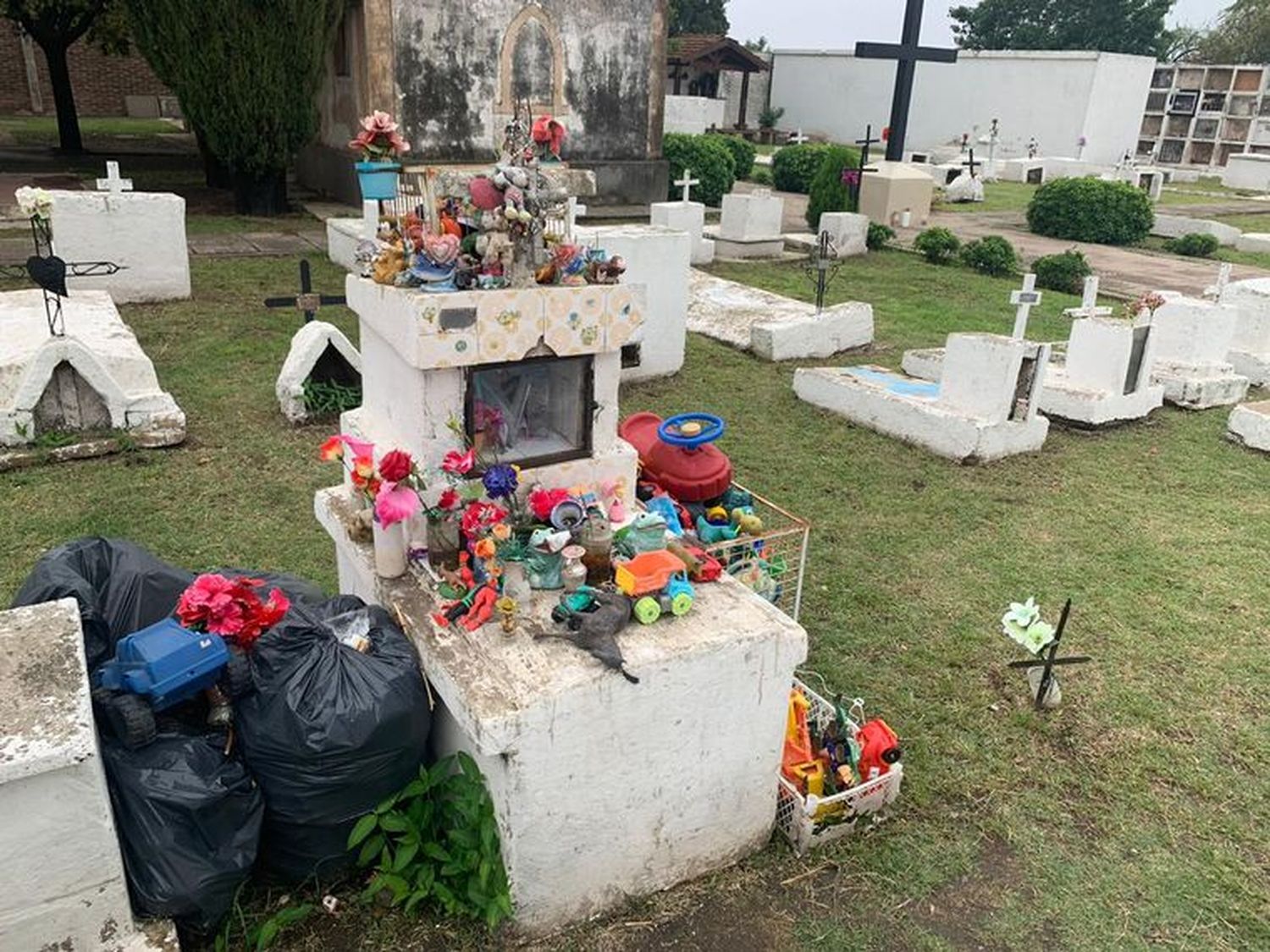 Detuvieron a un youtuber que transmitía desde el cementerio de Juárez Celman