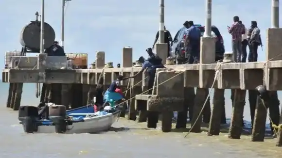 A SALVO LOS 16 NIÑOS: padres DESESPERADOS se montaron en una embarcación y salieron a buscarlos (+ video)