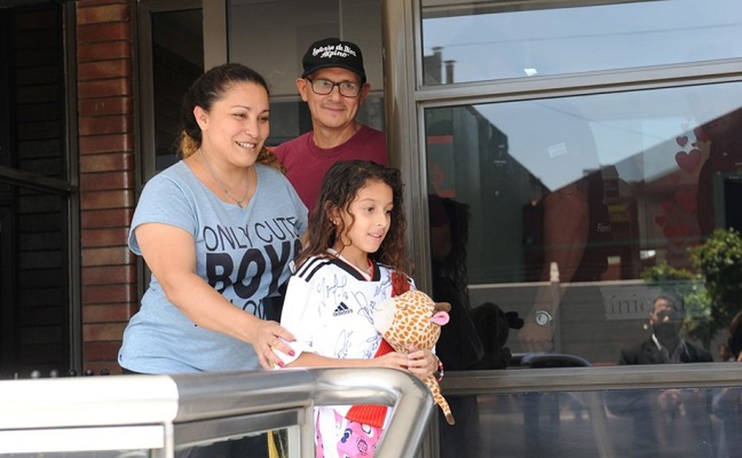 Dieron de alta a niña apuñalada 11 veces por un ladrón