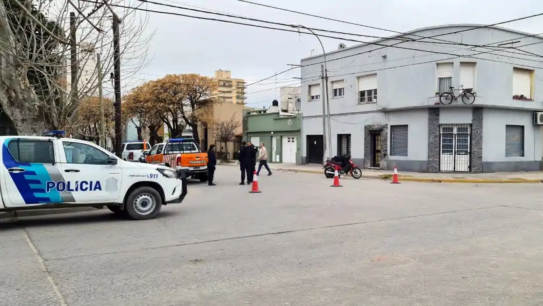Un conductor atropelló a una motociclista y se dio a la fuga