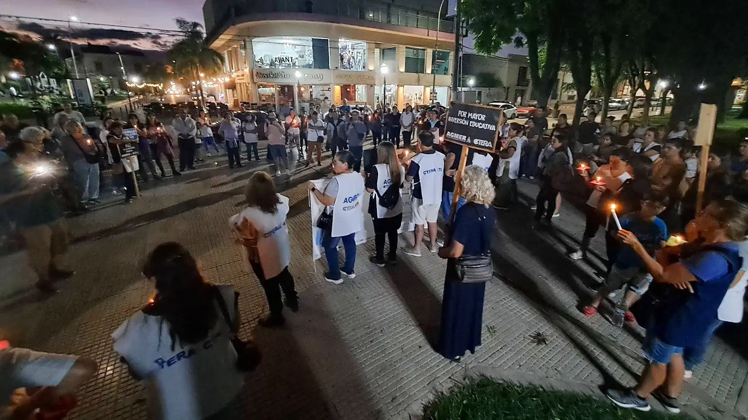 Docentes gualeyos se manifestaron en plaza Constitución.