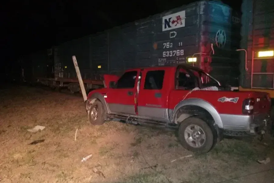 Un tren carguero embistió a una camioneta: los heridos fueron trasladados al Hospital Jaime Ferré
