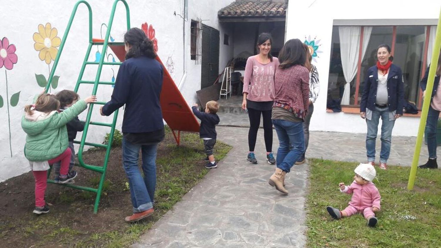 En el día contra el maltrato infantil inauguraron una plaza de juegos
