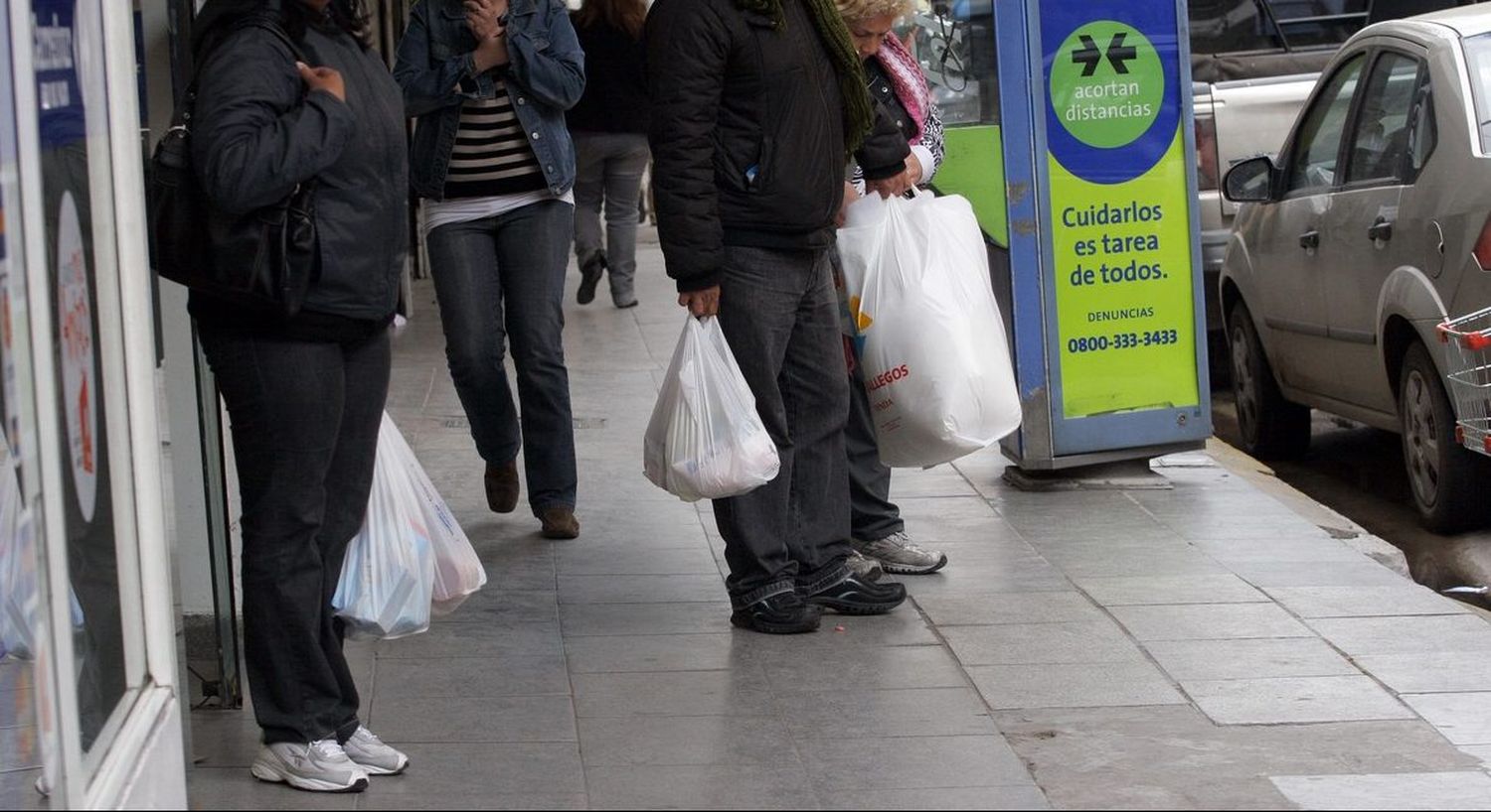 El uso de bolsas de plástico, hábito que buscan erradicar de los comercios