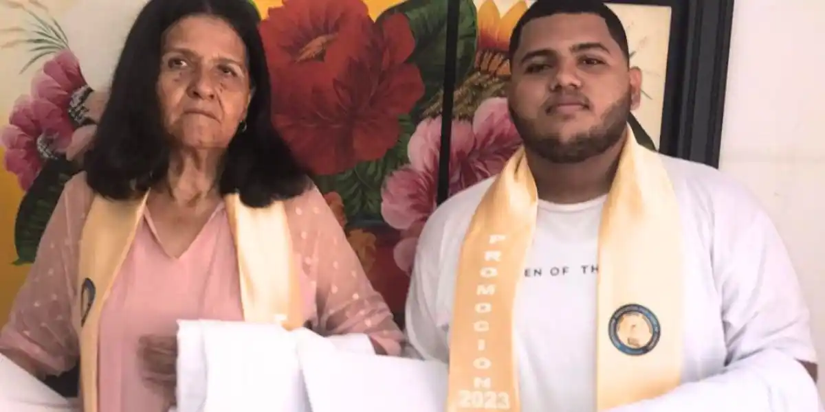 Abuela volvió al colegio para estudiar con su nieto