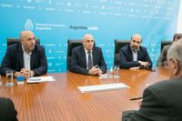 Tras la firma del convenio, aguardarán la licitación del transporte público para implementar la SUBE