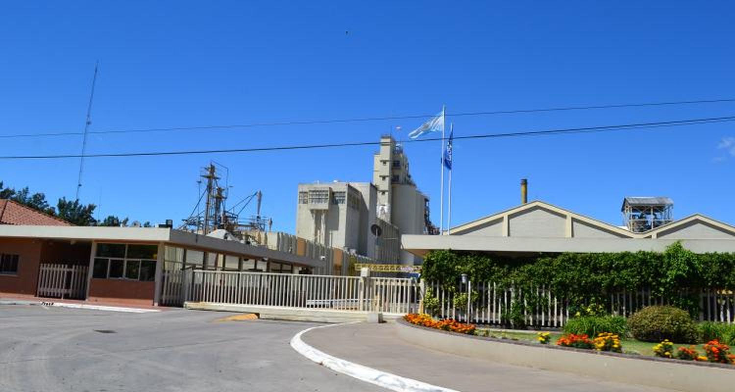 Arcor suspendió la producción de alcohol e informó que la situación no afectará a los empleados