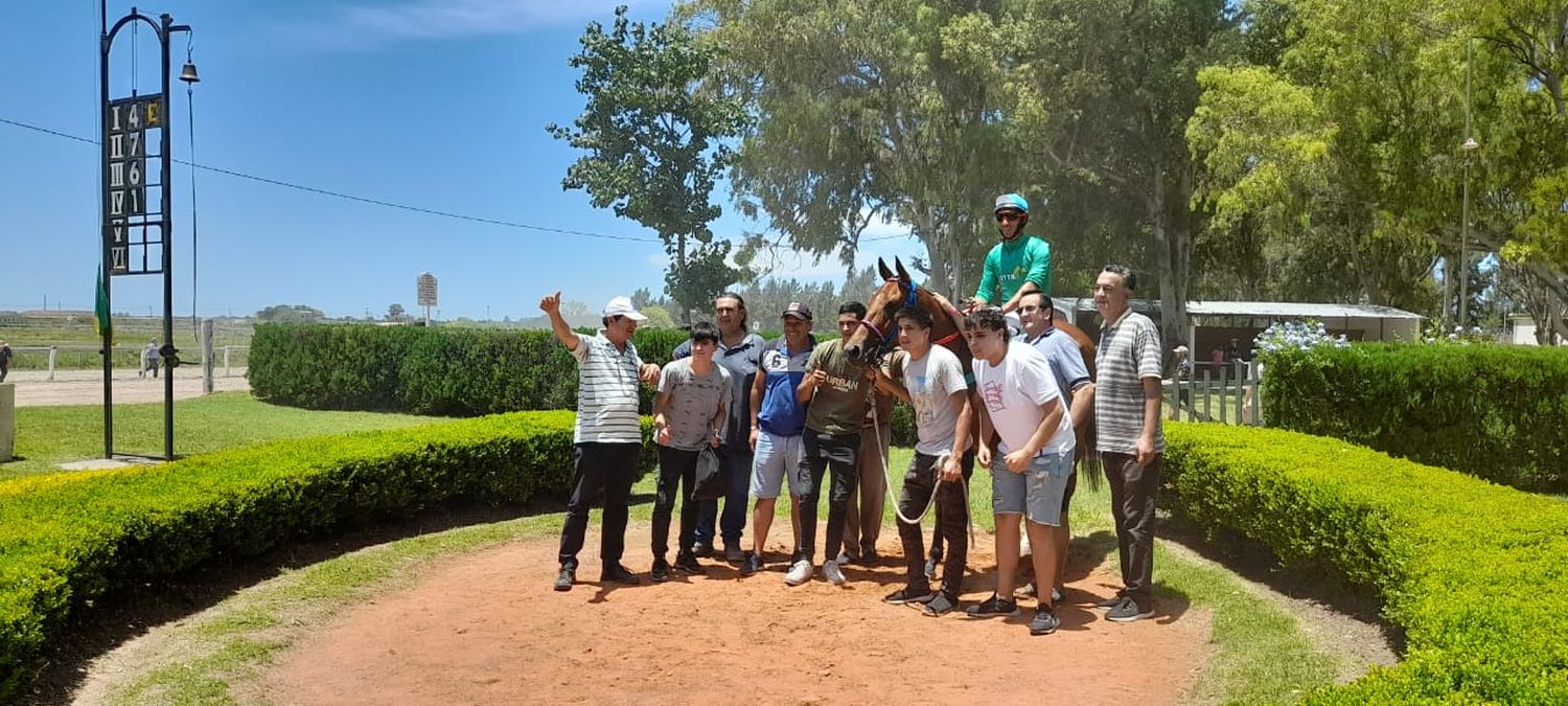 El pesaje de los vencedores de la tercera carrera en donde Experta con Clase superó con lo justo a Gindado Pampa.