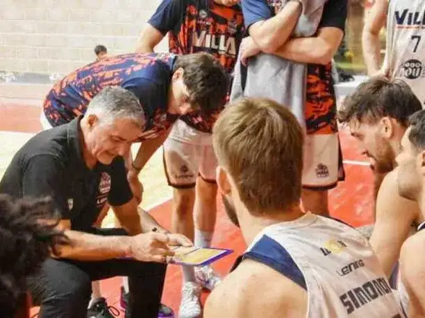Eduardo Jápez continuará al
frente de Villa San Martín