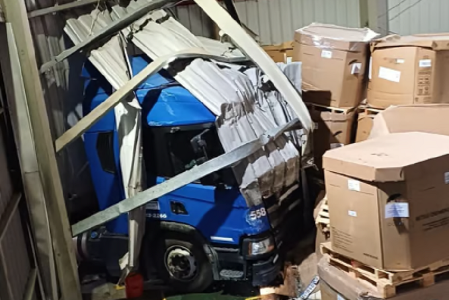 Un camión se incrustó en una empresa del Parque Industrial