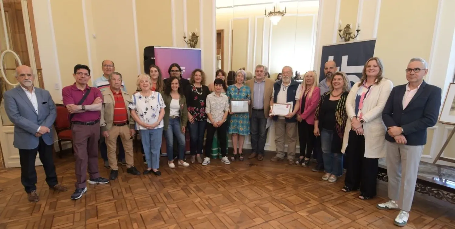 Puesta en común: organizadores, visitantes, autores amigos y funcionarios celebraron en la Casa e la Cultura el debut de una fiesta de las letras, que promete venir para quedarse. Foto: Guillermo Di Salvatore