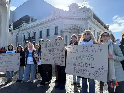 Docentes de la Unicen en el Semaforazo realizado en agosto en Pinto y Rodríguez.