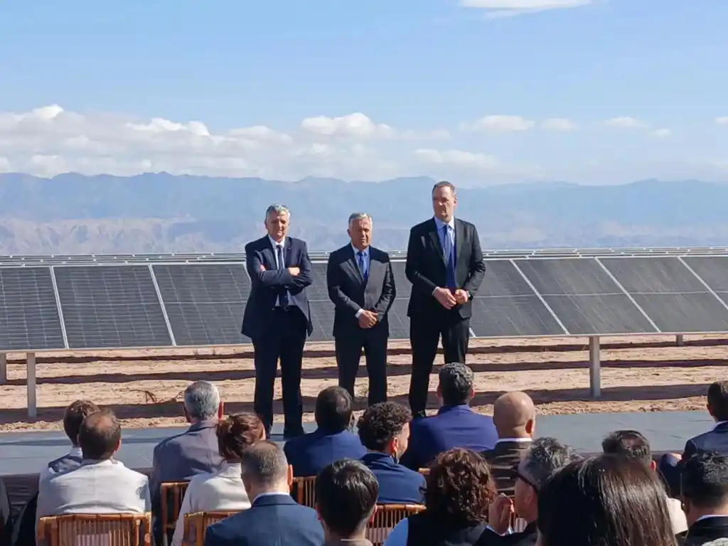 Adorni inauguró en Mendoza el parque solar "El Quemado".