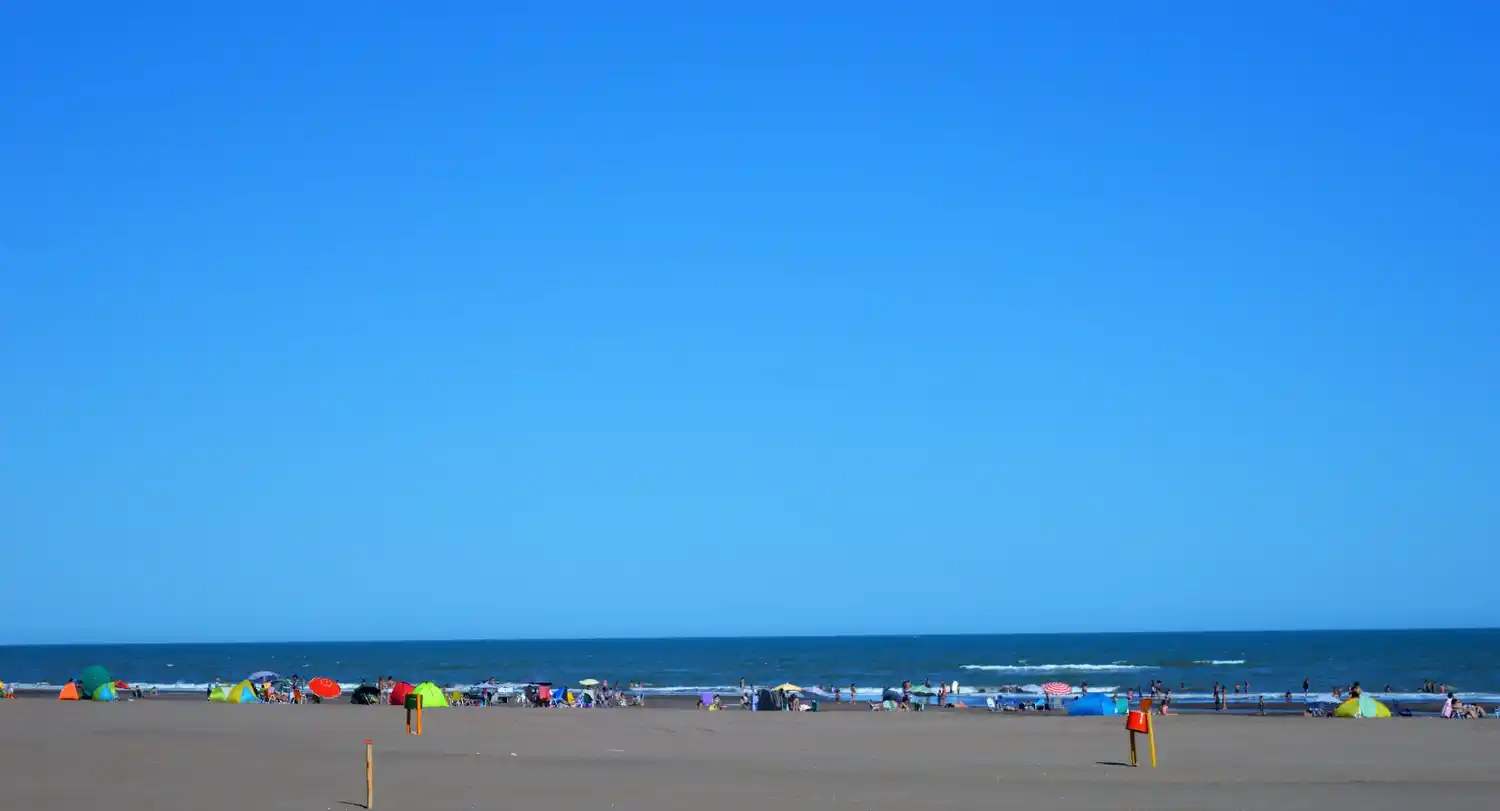 La playa de Coronel Dorrego, una de las más elegidas de la Provincia.
