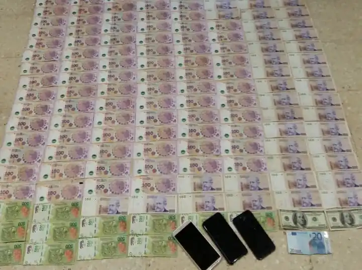 Persiguen y arrestan a banda que estafó a adultos mayores