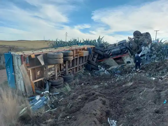Impresionante vuelco de camionero de Coronel Pringles sobre la Ruta 51: Fue derivado al hospital