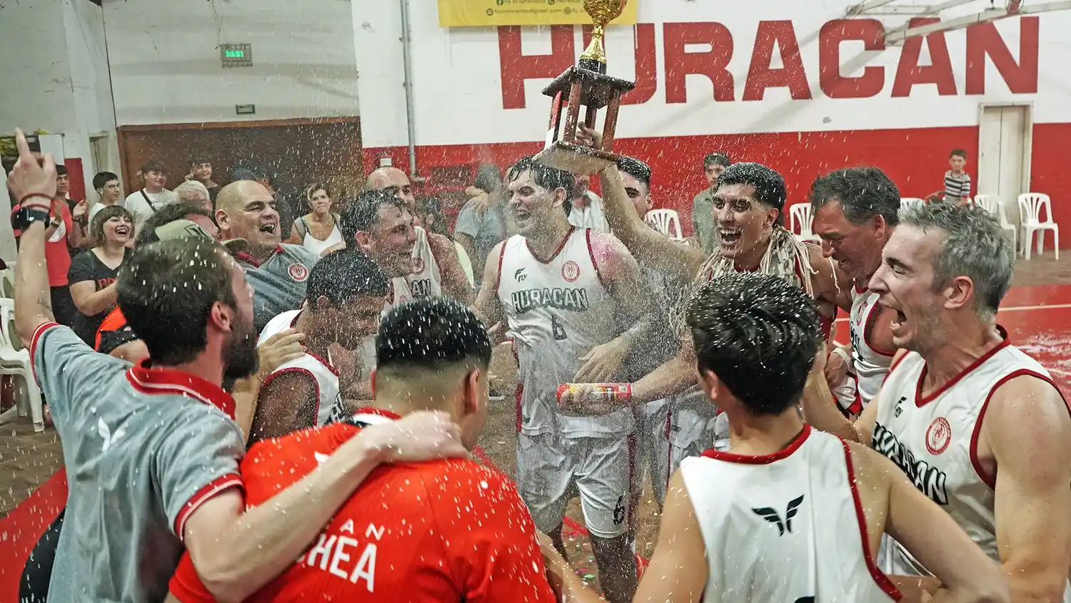 Huracán triunfó en el clásico y es el campeón del torneo clausura