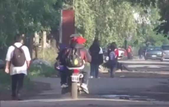 Insólito: En Moreno le hacen pagar "peaje" a los chicos para que no les roben