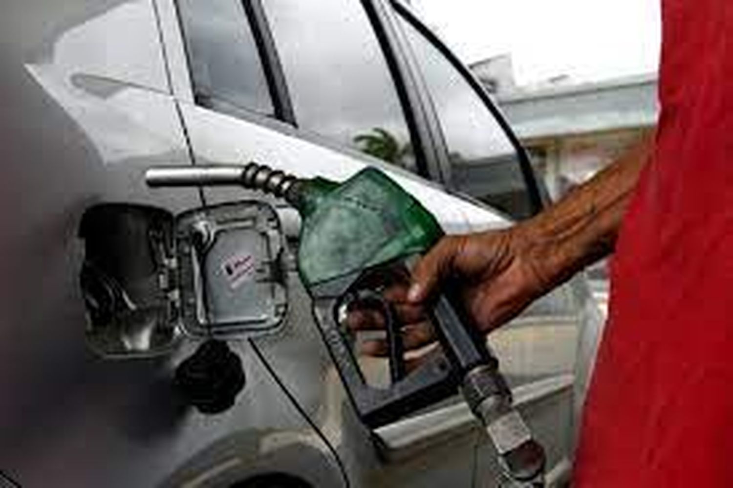 Expertos recomiendan mantener importación de gasoil y gasolina