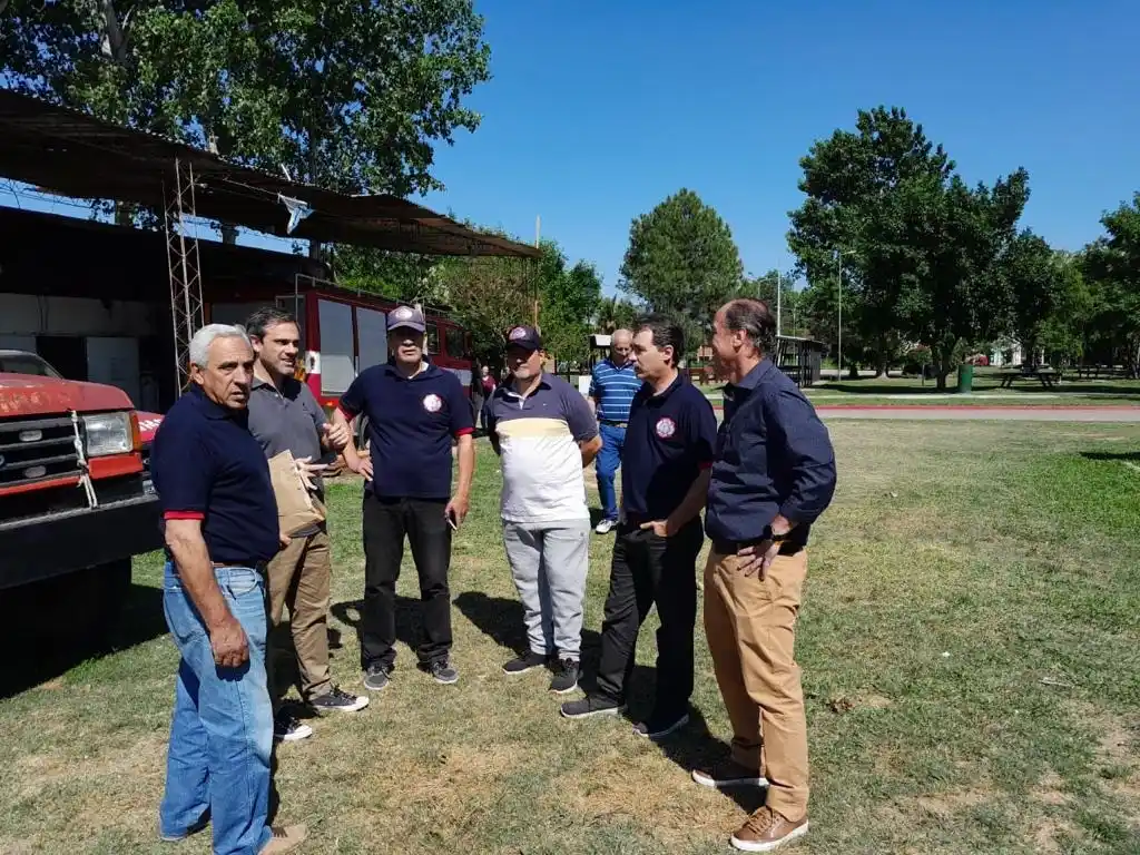 Desde Aduanas entregaron un vehículo a los Bomberos voluntarios de Pueblo  Belgrano